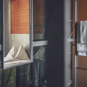 Mirror in the hotel room with view of the double bed | © Davos Klosters Mountains