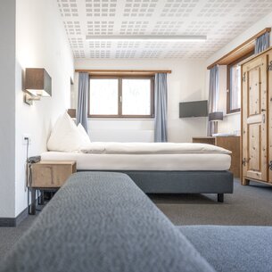 Large bright hotel room | © Davos Klosters Mountains