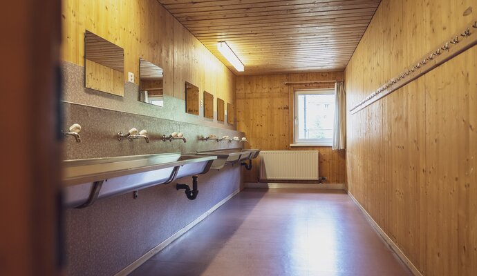 Raum mit mehreren Spiegeln und Waschbecken | © Davos Klosters Mountains