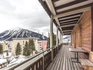Grosser Holzbalkon mit sensationellem Ausblick auf Pischa  | © Davos Klosters Mountains 