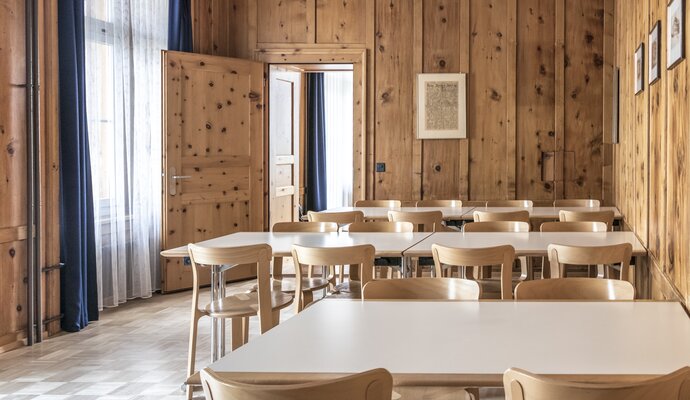 Raum mit 3 Tischen und Stühlen  | © Davos Klosters Mountains