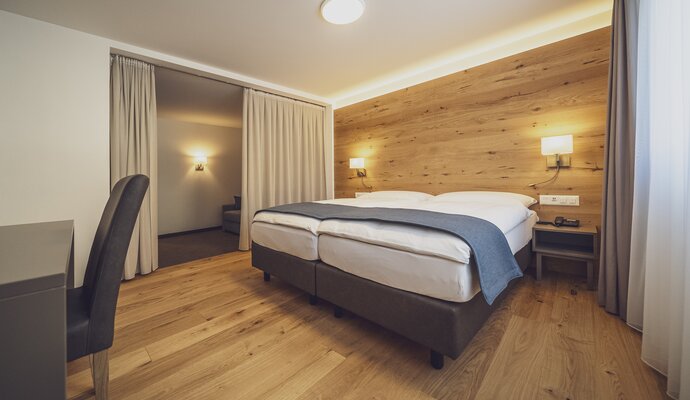 Doppelbett im Hotel Strela  | © Davos Klosters Mountains