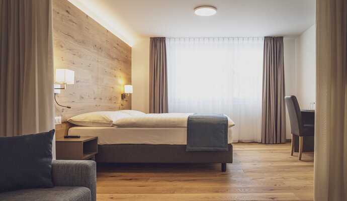 Mit Holz geschmücktes Doppelzimmer.  | © Davos Klosters Mountains