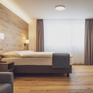 Mit Holz geschmücktes Doppelzimmer.  | © Davos Klosters Mountains