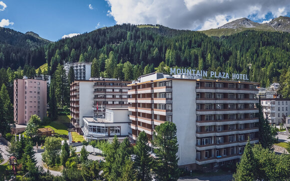 Mountain Plaza Hotel im Sommer Aussenansicht | © Davos Klosters Bergbahnen AG