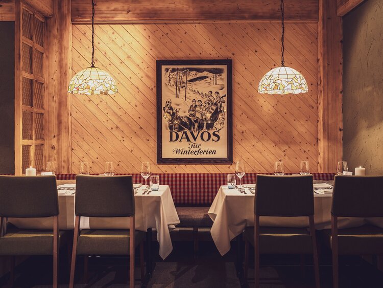 Rustikales Restaurant mit eingedeckten Tischen  | © Davos Klosters Mountains 
