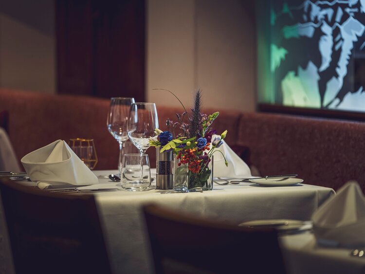 Eingedeckter Tisch im Restaurant  | © Davos Klosters Mountains 