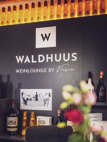 Cool dekorierte Wand der Vergani Weinlounge des Hotel Waldhuus Davos | © Davos Klosters Bergbahnen AG