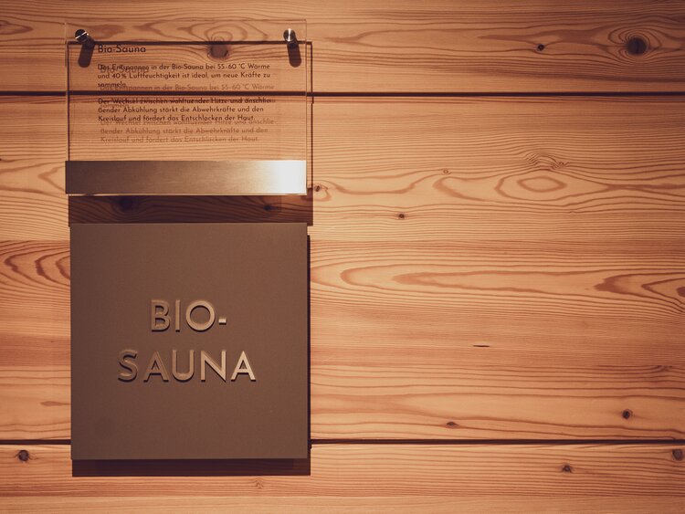 Türbeschriftung der Sauna befestigt auf Holzwand  | © Davos Klosters Mountains 