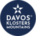 Davos Klosters Mountains Logo im blauen rundem Button | © Davos Klosters Mountains